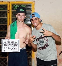 B-boy Purga, o vencedor da competição, ao lado do B-boy Jarrão, que foi um dos jurados do evento